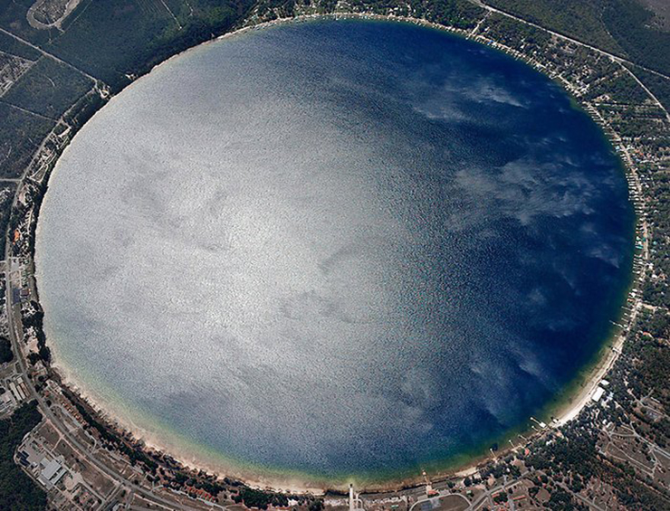 Có vô số hồ nước với đủ loại hình dạng và kích cỡ nhưng khi nói tới độ tròn tự nhiên, có lẽ bạn sẽ không tìm thấy hồ nước nào kỳ lạ như hồ Kingskey ở Florida, Mỹ.
