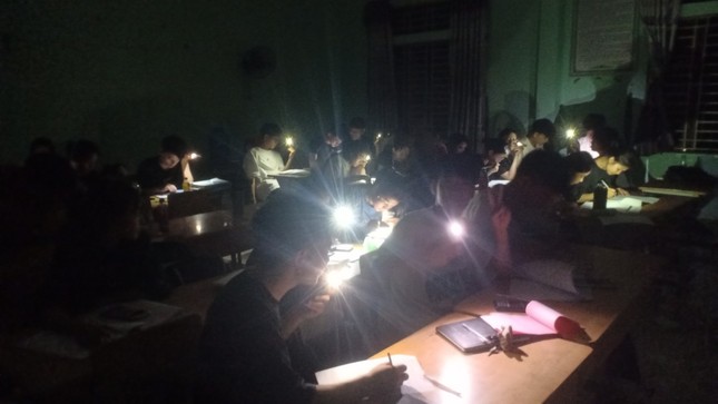 Mất điện, học trò xứ Nghệ ôn thi tốt nghiệp dưới ánh đèn pin, điện thoại - 1