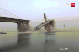 Ấn Độ: Cầu đang xây đổ sập xuống sông Hằng, người chứng kiến sốc nặng