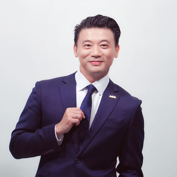 Đời tư kín tiếng của MC Khắc Nguyện - trợ thủ đắc lực cho Chủ tịch ngân hàng gây sốt mạng xã hội - 1