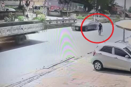 Clip: Sang đường cẩn thận, người đàn ông vẫn bị xe máy tông nằm gục