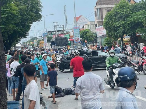 Xe “điên” tông, hất văng hàng loạt ô tô, xe máy, hiện trường ngổn ngang - 1