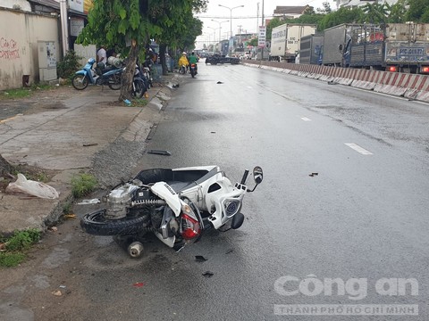 Xe “điên” tông, hất văng hàng loạt ô tô, xe máy, hiện trường ngổn ngang - 2