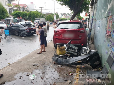 Xe “điên” tông, hất văng hàng loạt ô tô, xe máy, hiện trường ngổn ngang - 4