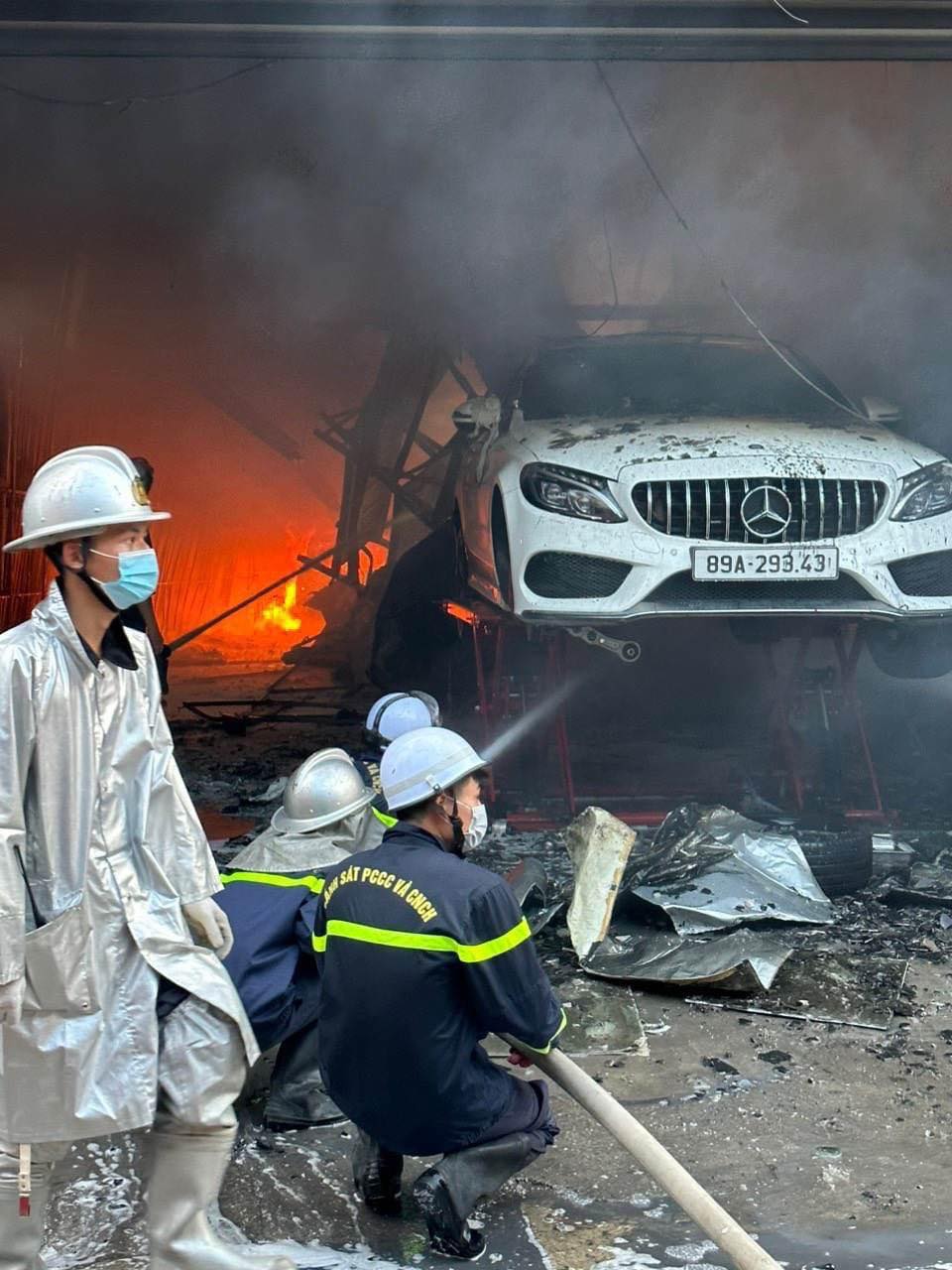 Vụ cháy hàng loạt xe ở gara ô tô: Ai bồi thường thiệt hại cho chủ xe? - 1