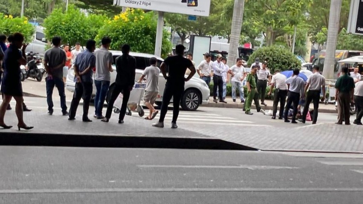 Người phụ nữ bị ô tô tông văng ở nhà ga quốc tế Tân Sơn Nhất - 1