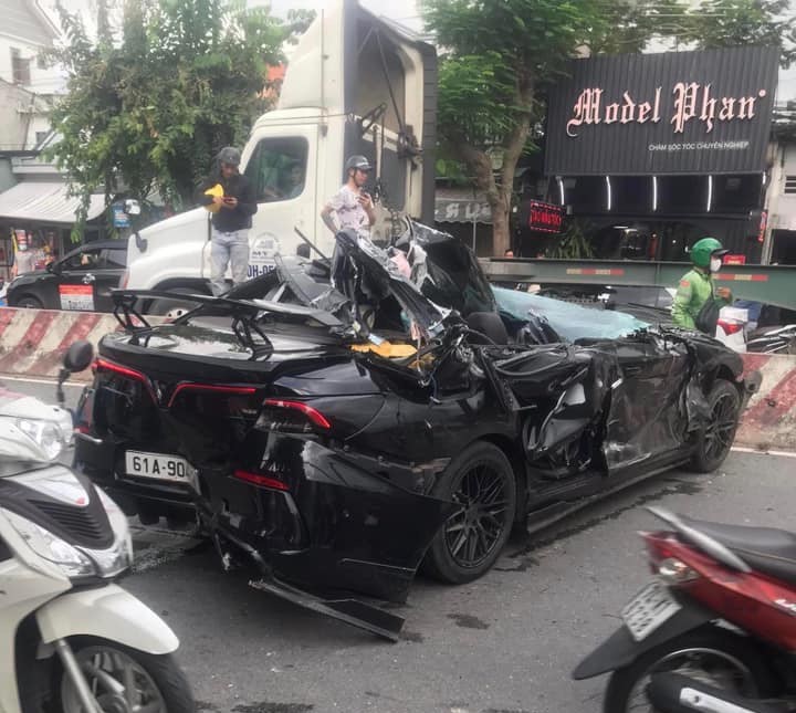Camera ghi lại thời khắc &#34;xe điên&#34; lao như tên bắn hất văng nhiều người - 1