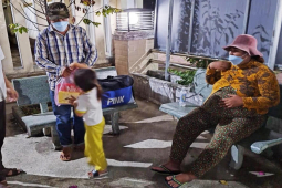 Thai phụ 8 tháng cùng chồng và con nhỏ bị xe khách bỏ rơi giữa đường