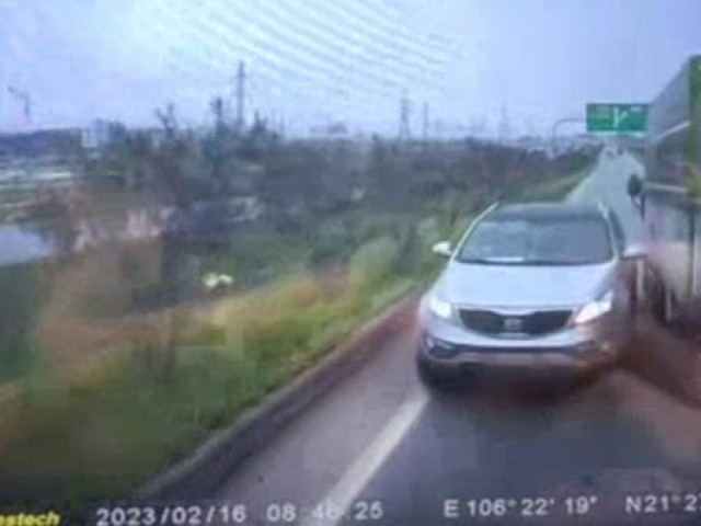 Nữ tài xế đi ngược chiều trên cao tốc bị phạt 17 triệu, tước bằng 6 tháng