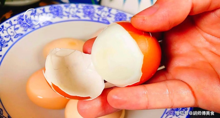 Mẹo luộc trứng cực róc vỏ với nồi cơm điện - 1