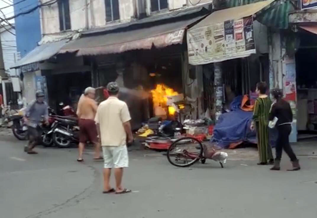 Sau tiếng hô hoán “cháy”, đôi nam nữ bỏng nặng lao ra khỏi quán cơm ở Thủ Đức - 1