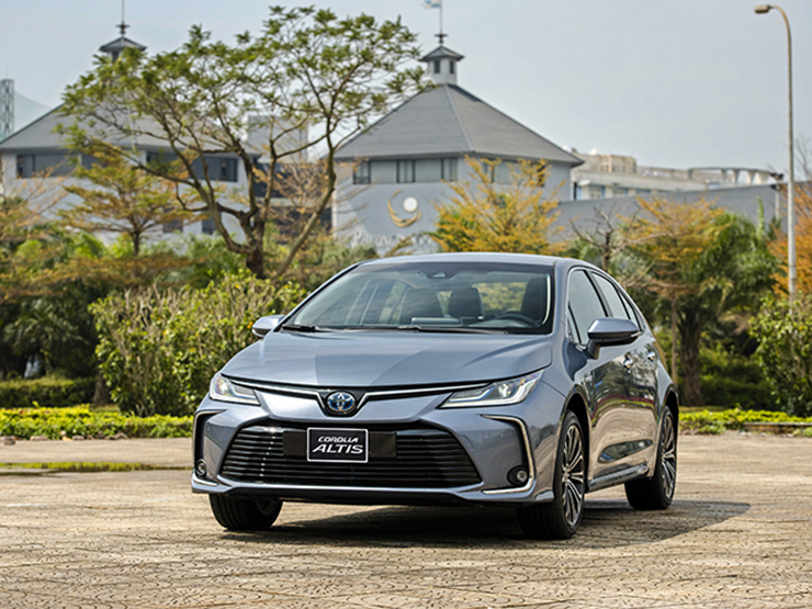 Xe sedan Toyota Corolla Altis mới giảm giá lên đến 100 triệu đồng - 1