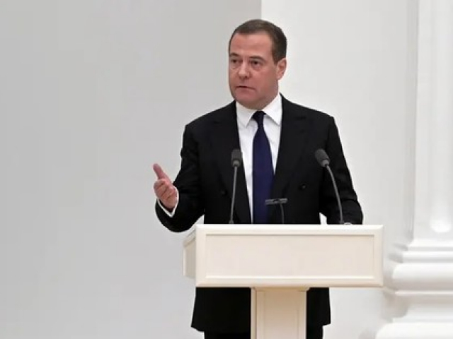 Ông Medvedev kêu gọi Nga phản công ngược