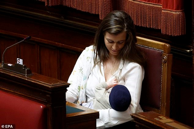 Nữ nghị sĩ Italy gây chú ý khi cho con bú trong cuộc họp quốc hội - 1