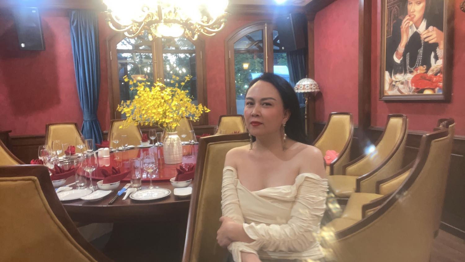 Phượng Chanel được khen &#34;mặt hoa da phấn&#34; dù chụp camera thường - 4