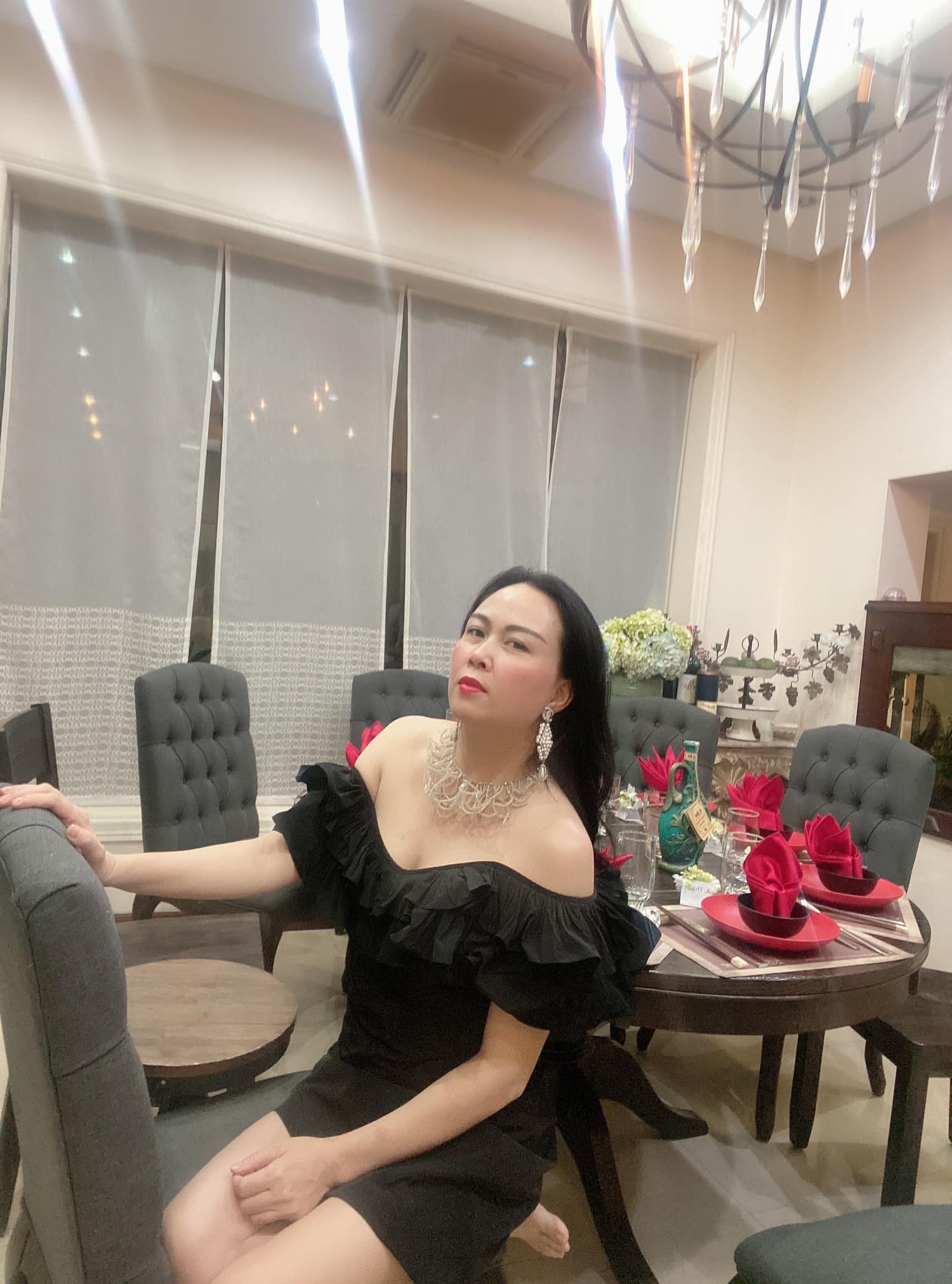 Phượng Chanel được khen &#34;mặt hoa da phấn&#34; dù chụp camera thường - 7