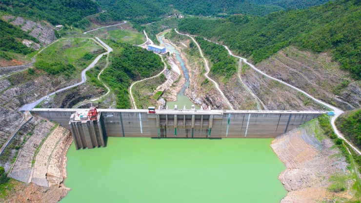 Cận cảnh hồ thủy điện lớn nhất Bắc Trung Bộ cạn kỷ lục, sắp về mực nước chết - 1