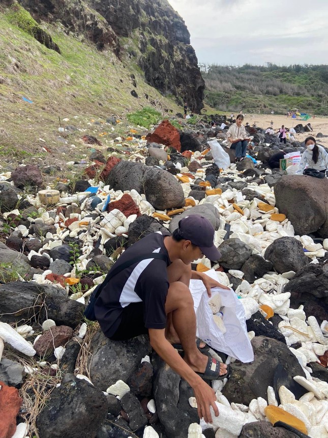 Bạn trẻ chung tay gom rác, làm sạch bờ biển ở đảo Phú Quý - 1