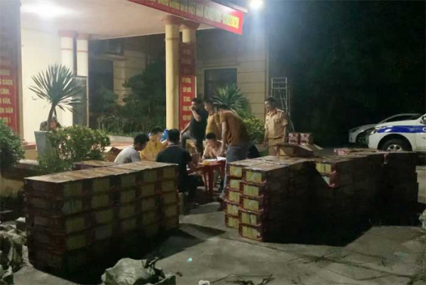 Hơn 1 tấn pháo được che giấu là hàng nông sản bị CSGT phát hiện - 1