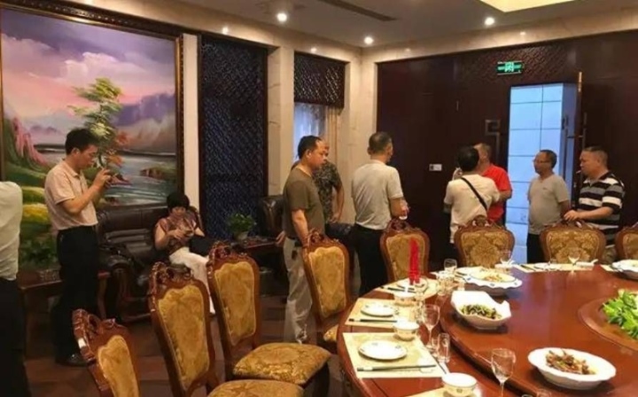 Cô gái nhận cái kết đắng dẫn theo 23 người nhà đến buổi hẹn hò - 1