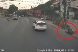 Clip: Tông ngã nữ tài xế đi xe SH, ô tô tăng tốc chạy mất hút, bỏ mặc nạn nhân