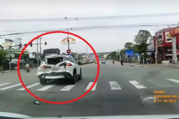 Clip: Chạy “chuẩn luật”, ô tô Corolla Cross bất ngờ bị tông bẹp đuôi
