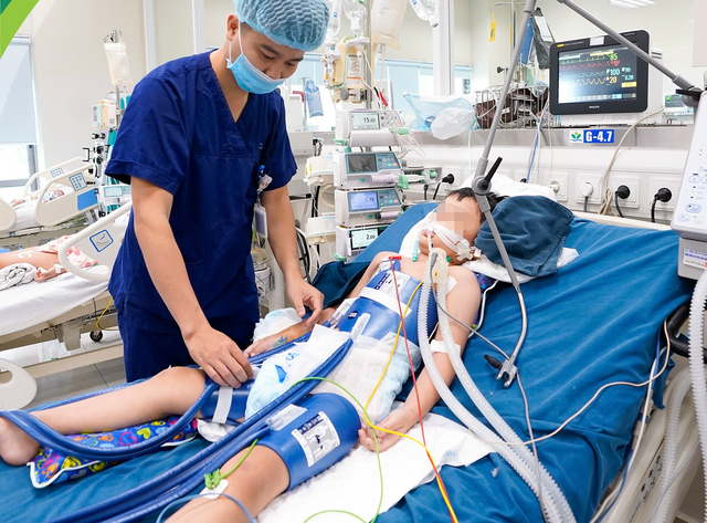 Bé trai Hà Nội bị đuối nước, may mắn thoát &#34;án tử&#34; vì được thày dạy bơi sơ cứu đúng cách - 1