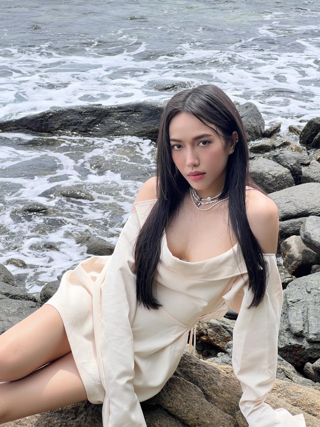 Hòa Minzy khoe vóc dáng nuột nà, da trắng mịn với áo bikini cúp ngực gợi cảm khi đi biển - 10