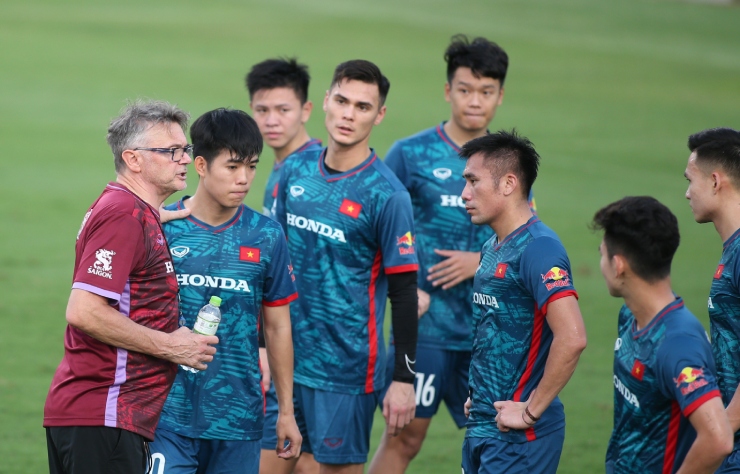 HLV Troussier lại “đau đầu” vì thêm 1 tuyển thủ Việt Nam bị chấn thương - 1