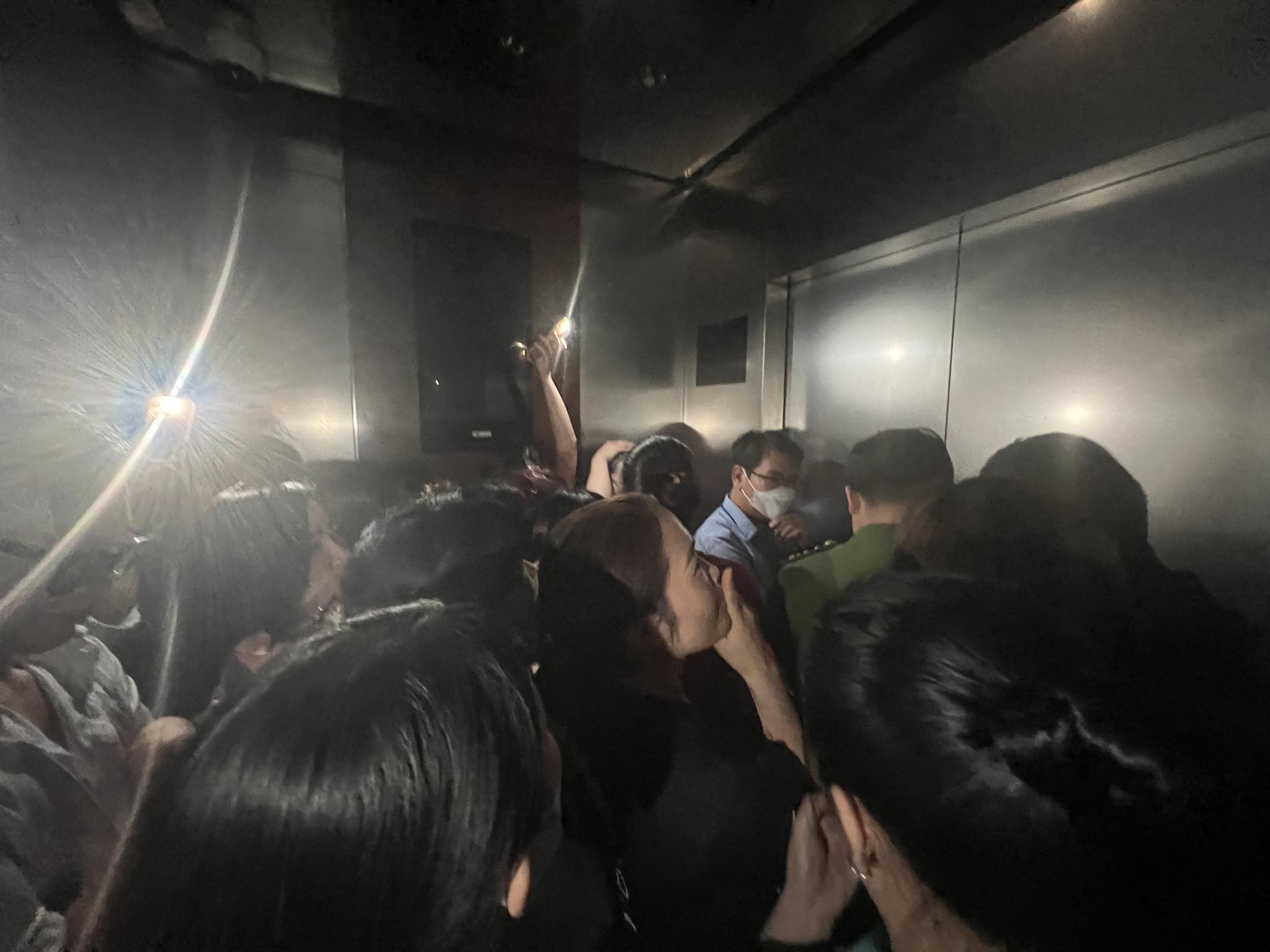 Vụ thang máy toà nhà cao nhất Hà Nội dừng đột ngột vì mất điện: Cô gái sợ hãi kể lại giây phút mắc kẹt - 1