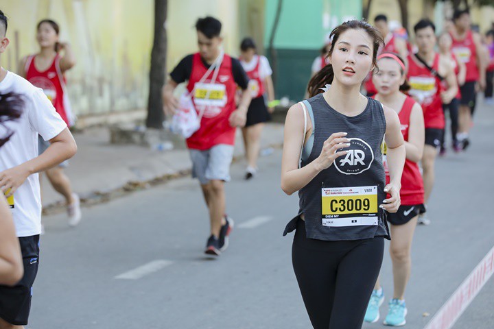 Diễm My 9X khoe hình thể như &#34;búp bê sống&#34; trên biển - 6