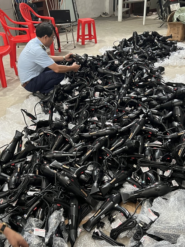 Đặt mua hơn 400 máy sấy tóc Panasonic giả giá rẻ, tiểu thương Hà Nội bán 70.000 đồng/chiếc để &#39;ăn&#39; chênh lệch - 1