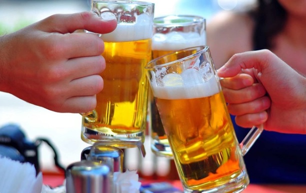 Mùa hè, uống bia cần tránh 4 sai lầm này vì sẽ tàn phá nội tạng khủng khiếp - 1