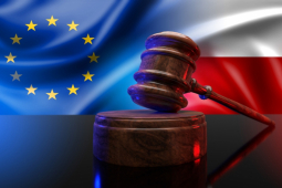 Ủy ban châu Âu kiện Ba Lan về luật mới liên quan đến Nga