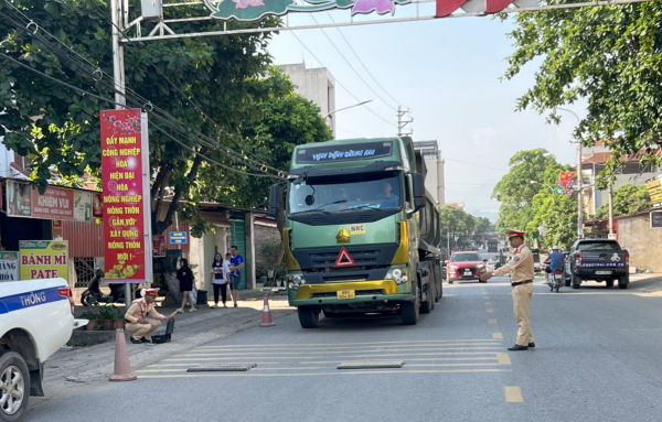 Nghĩ rằng chủ doanh nghiệp có ảnh hưởng lớn, tài xế gọi trợ giúp mỗi khi bị CSGT kiểm tra - 5