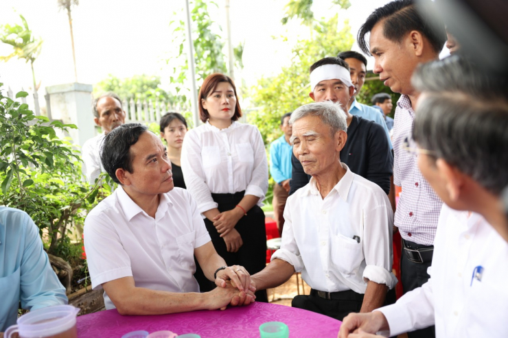 Phó Thủ tướng Trần Lưu Quang thăm, viếng các nạn nhân vụ nổ súng tại Đắk Lắk - 1