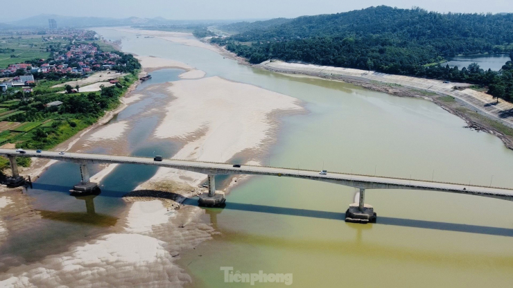 Sông Đà cạn trơ đáy nhìn từ trên cao - 1