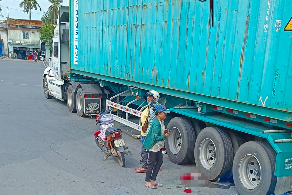 Hai mẹ con bị xe container cán tử vong khi qua vòng xoay &#34;tử thần&#34; - 1