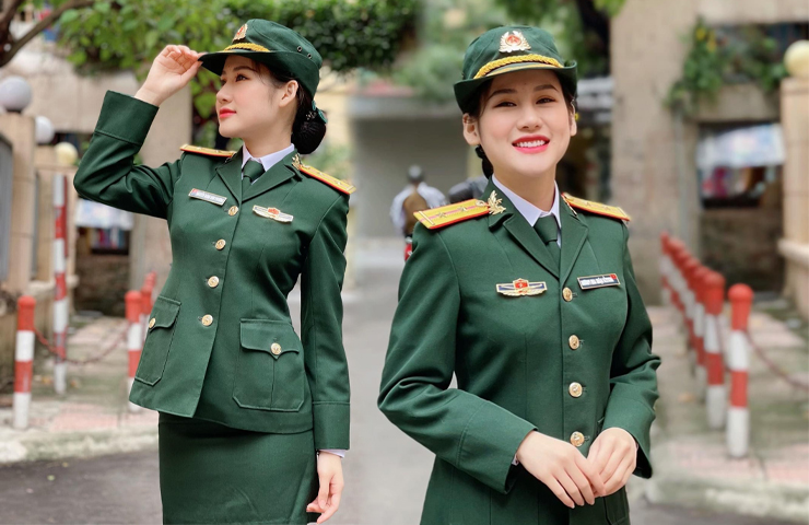 Nguyễn Đặng Anh Phương quê ở Hương Khê, Hà Tĩnh, được cư dân mạng biết đến với biệt danh 'hot girl quân nhân' với 10 năm đứng trong quân ngũ và thuộc biên chế của Nhà Hát Kịch Nói Quân Đội.
