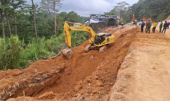 Hai công nhân bị đất vùi lấp, thương vong khi thi công đèo Prenn - 1