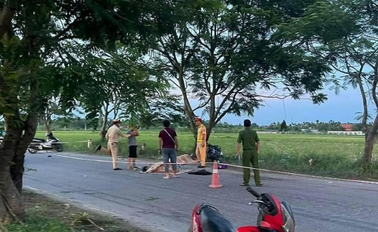 Xe máy tông vào cây phượng, 2 anh em trai tử vong - 1