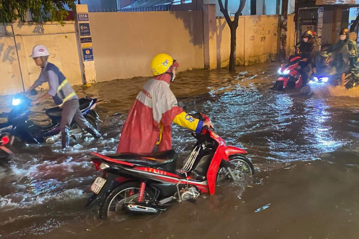 TP HCM: Mưa lớn gây ngập khắp nơi, người dân bì bõm đẩy xe - 2