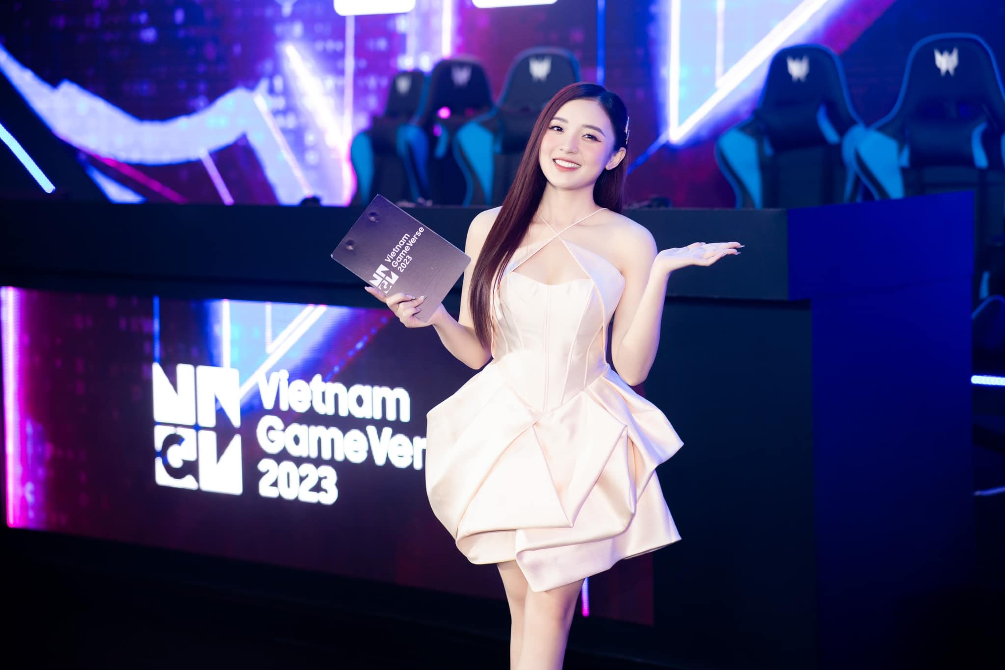 MC VTV "cao 3 mét bẻ đôi" vẫn quyến rũ lạ thường nhờ body đầy đặn, tràn trề sắc xuân - 1