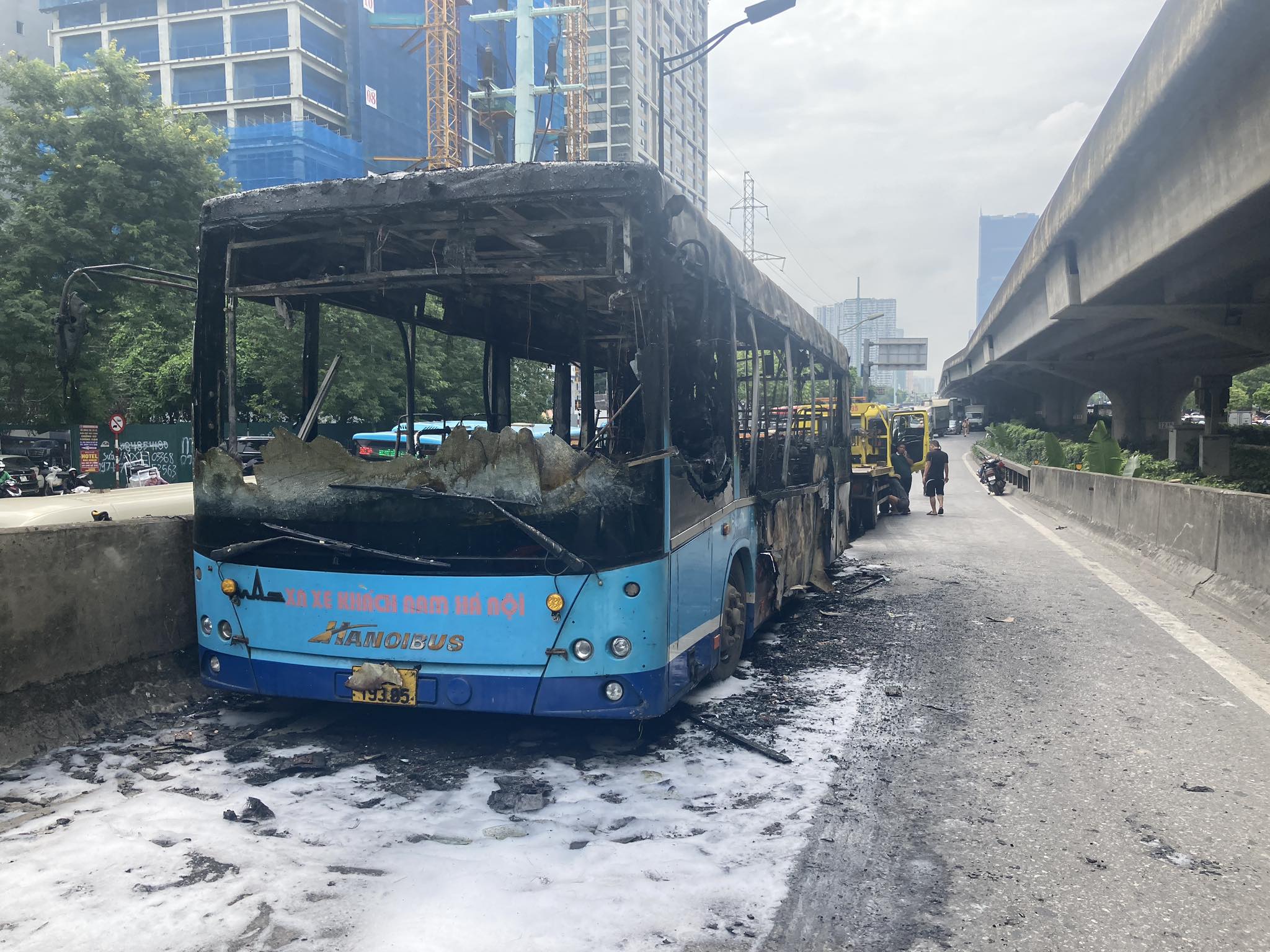 Cảnh sát thông tin ban đầu vụ xe buýt bốc cháy ở đường Vành đai 3 trên cao - 3