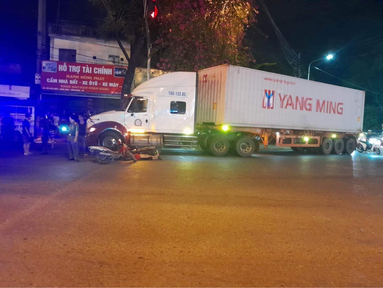 Xe container va chạm với 2 xe máy giữa ngã tư, 5 người bị thương - 1