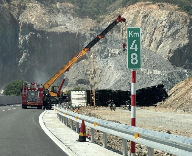 Hiện trường ô tô bẹp rúm trên cao tốc Nha Trang-Cam Lâm, 5 người thương vong - 1