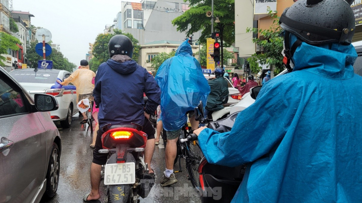 Người Hà Nội chật vật đến công sở trong mưa lớn sáng đầu tuần - 3