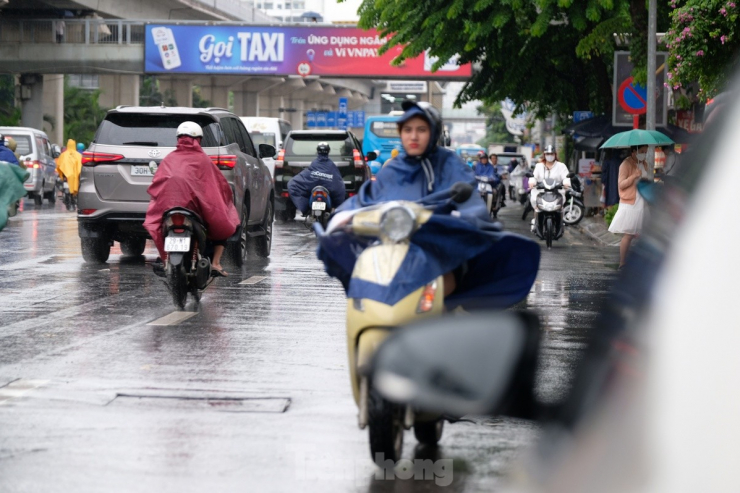 Người Hà Nội chật vật đến công sở trong mưa lớn sáng đầu tuần - 7