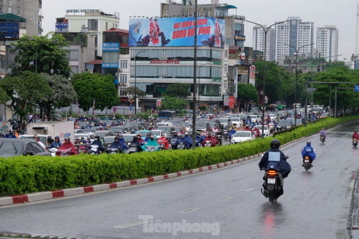 Người Hà Nội chật vật đến công sở trong mưa lớn sáng đầu tuần - 11