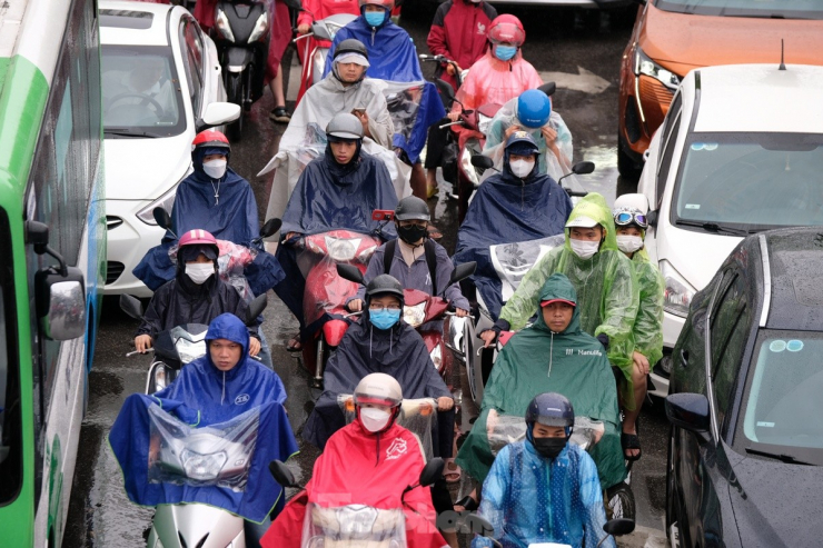 Người Hà Nội chật vật đến công sở trong mưa lớn sáng đầu tuần - 14